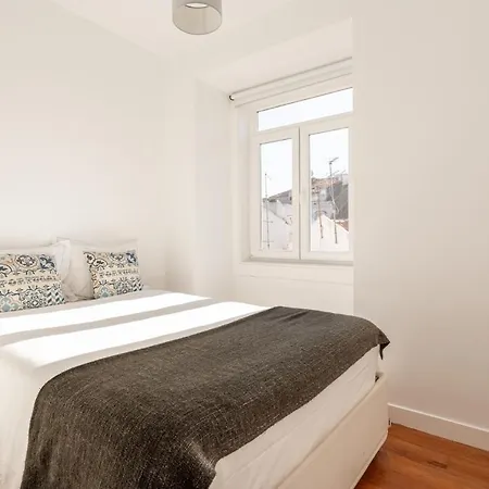 Joivy Chic 2br In Bairro Alto, 2mins To Sao Pedro De Alcantara Viewpoint Lisbon